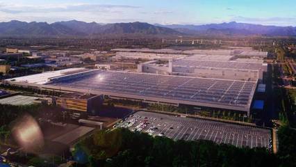 全新EQE開啟奔馳電動(dòng)新紀(jì)元，百年豪華品牌如何突破科技次元壁？